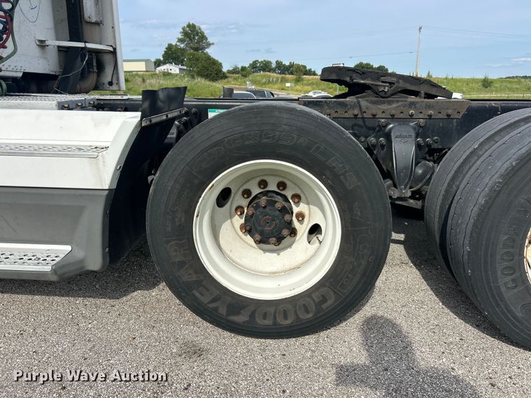 image for item FC2804 2000 Freightliner FLD120 semi truck