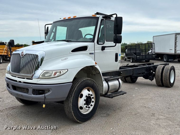 image for item FC5614 2015 International DuraStar 4300 truck cab and chassis