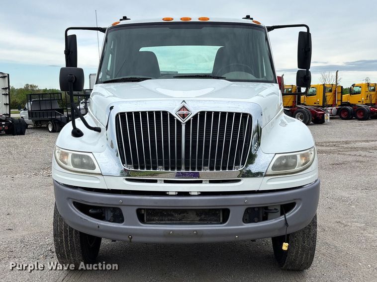 image for item FC5614 2015 International DuraStar 4300 truck cab and chassis
