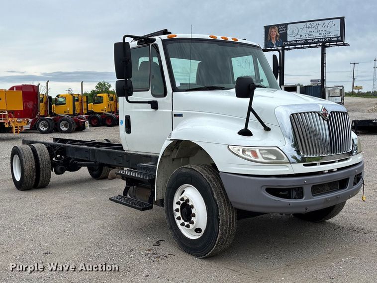 image for item FC5614 2015 International DuraStar 4300 truck cab and chassis