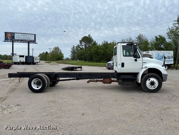 image for item FC5614 2015 International DuraStar 4300 truck cab and chassis