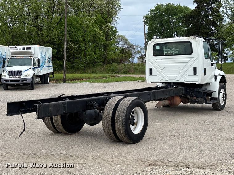 image for item FC5614 2015 International DuraStar 4300 truck cab and chassis