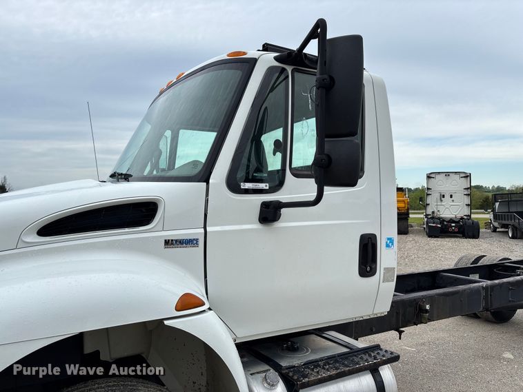 image for item FC5614 2015 International DuraStar 4300 truck cab and chassis