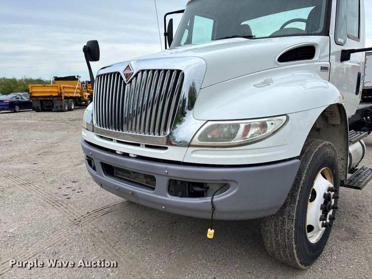 image for item FC5614 2015 International DuraStar 4300 truck cab and chassis