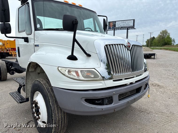 image for item FC5614 2015 International DuraStar 4300 truck cab and chassis