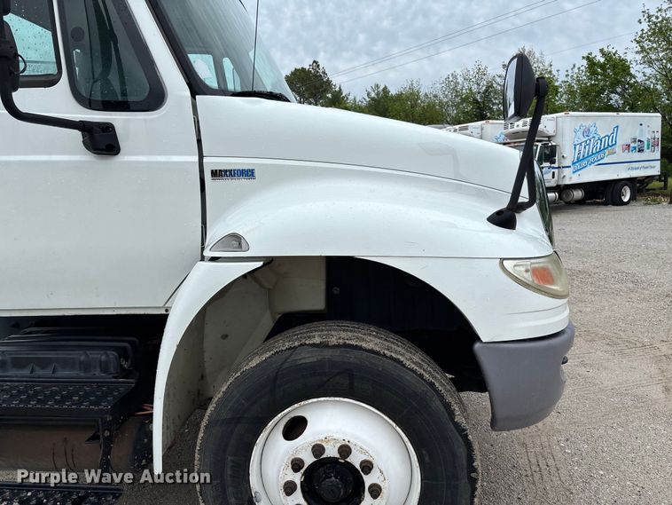 image for item FC5614 2015 International DuraStar 4300 truck cab and chassis