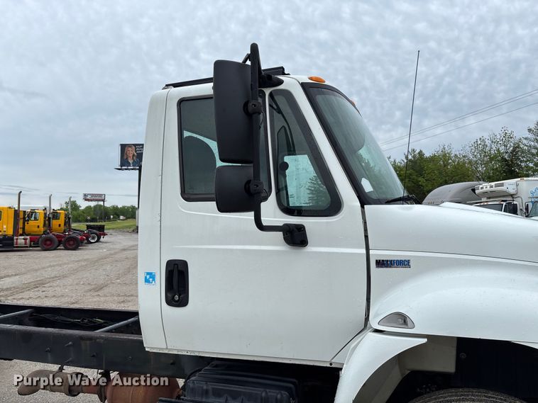 image for item FC5614 2015 International DuraStar 4300 truck cab and chassis
