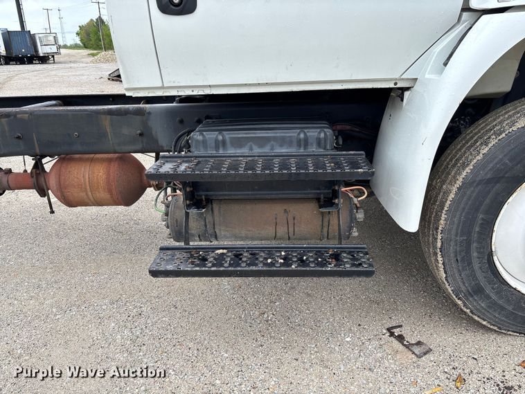 image for item FC5614 2015 International DuraStar 4300 truck cab and chassis
