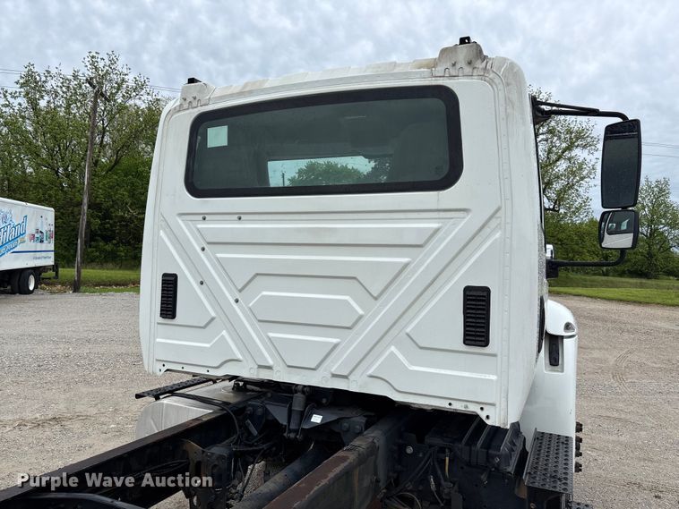 image for item FC5614 2015 International DuraStar 4300 truck cab and chassis
