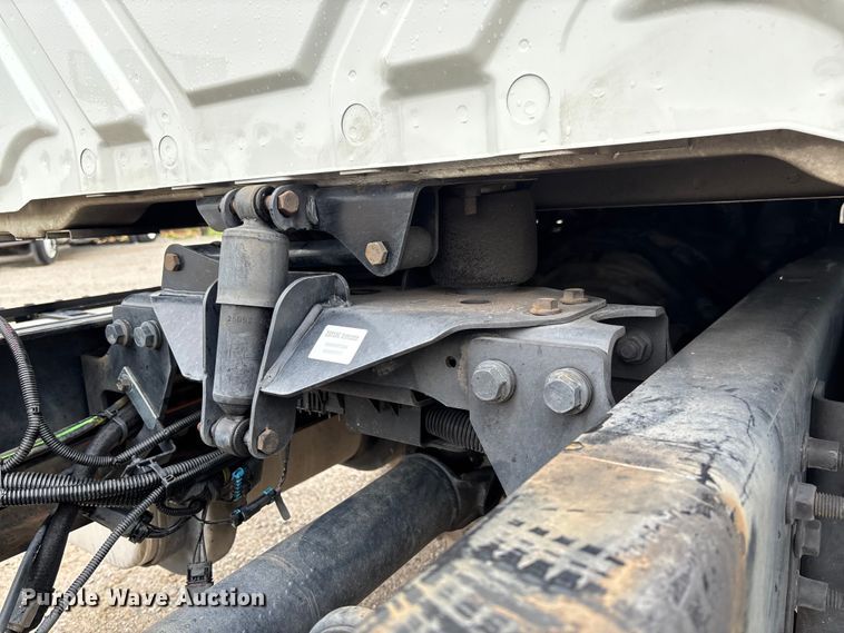 image for item FC5614 2015 International DuraStar 4300 truck cab and chassis
