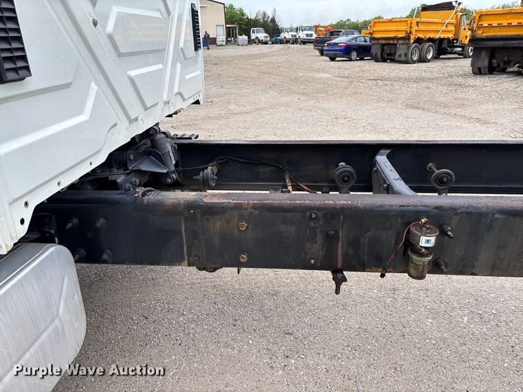 image for item FC5614 2015 International DuraStar 4300 truck cab and chassis