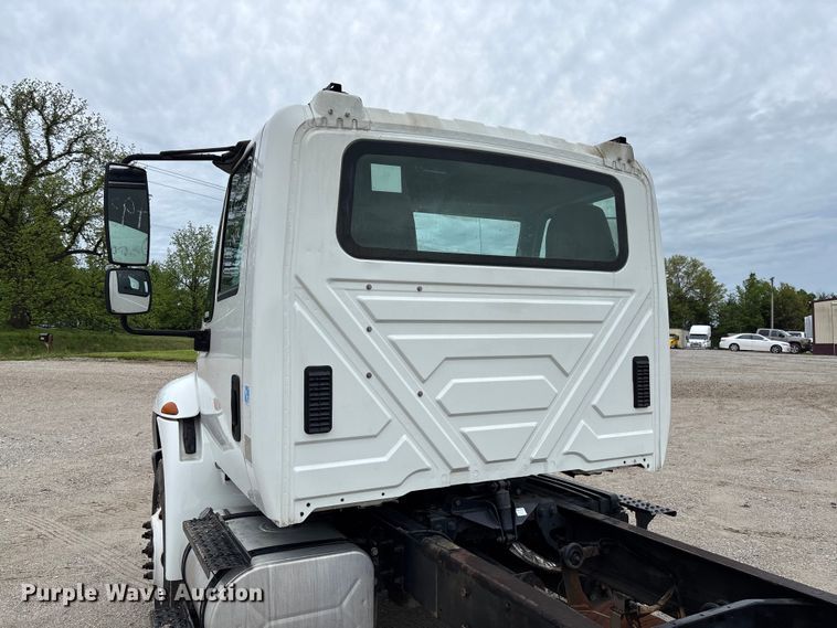 image for item FC5614 2015 International DuraStar 4300 truck cab and chassis