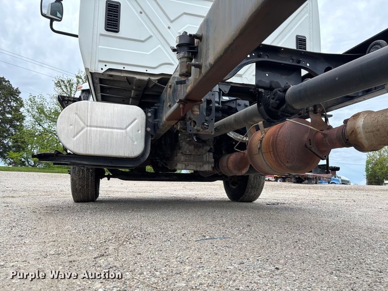 image for item FC5614 2015 International DuraStar 4300 truck cab and chassis