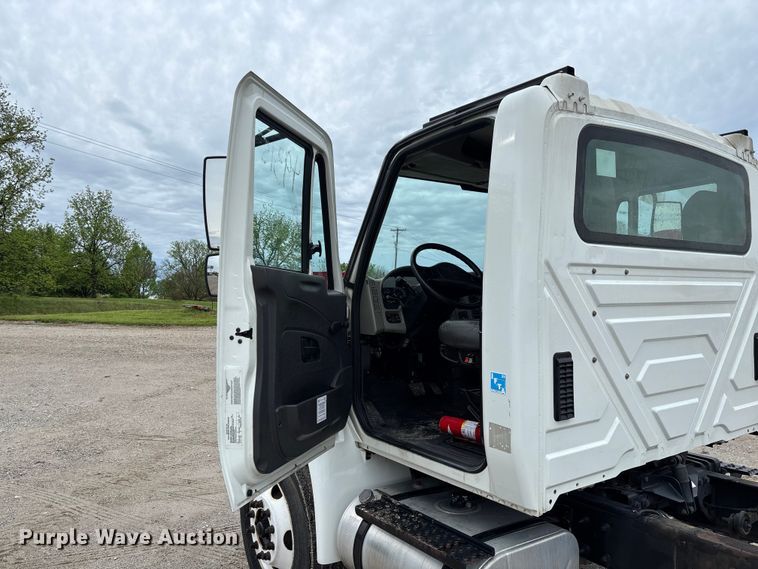 image for item FC5614 2015 International DuraStar 4300 truck cab and chassis