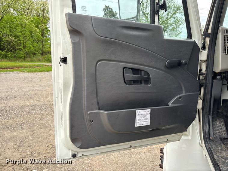 image for item FC5614 2015 International DuraStar 4300 truck cab and chassis