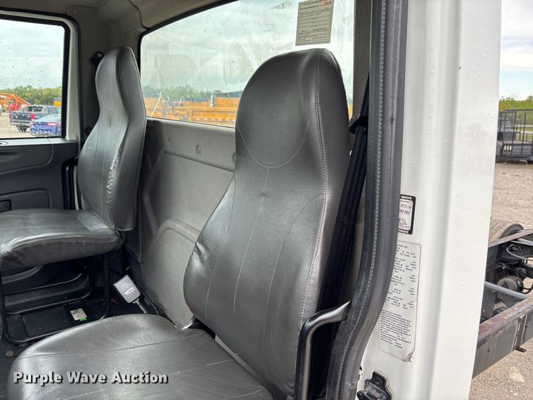 image for item FC5614 2015 International DuraStar 4300 truck cab and chassis