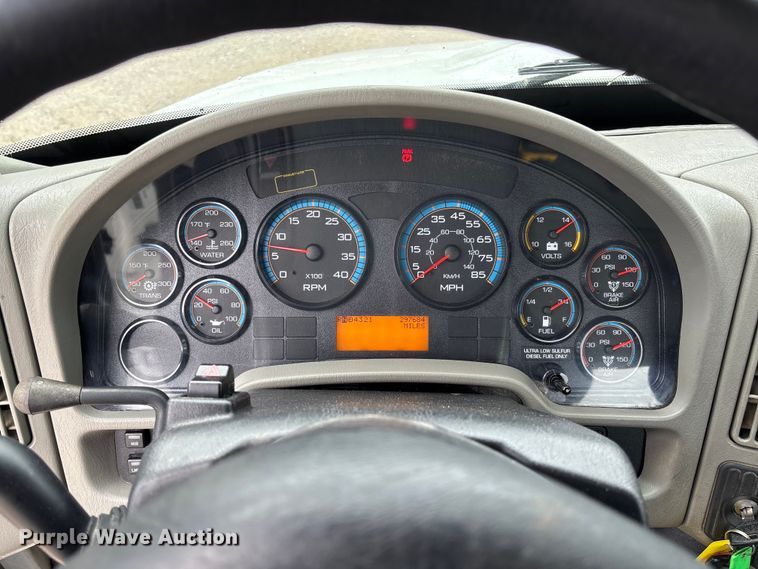 image for item FC5614 2015 International DuraStar 4300 truck cab and chassis