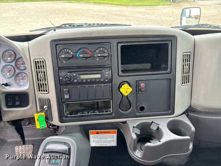 image for item FC5614 2015 International DuraStar 4300 truck cab and chassis