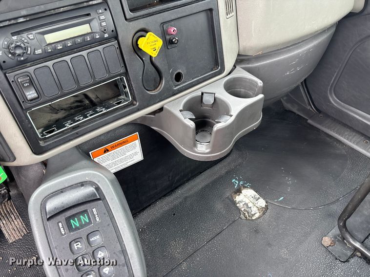image for item FC5614 2015 International DuraStar 4300 truck cab and chassis