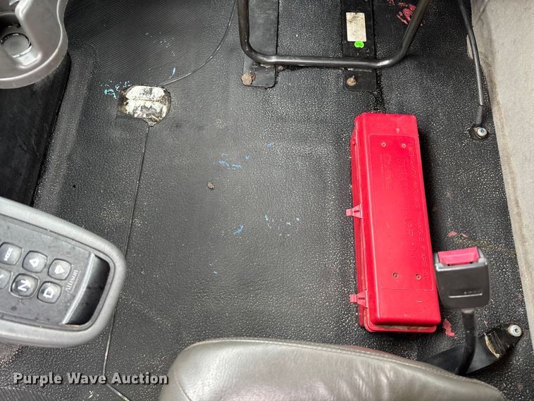image for item FC5614 2015 International DuraStar 4300 truck cab and chassis