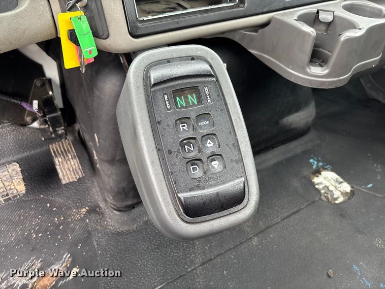 image for item FC5614 2015 International DuraStar 4300 truck cab and chassis
