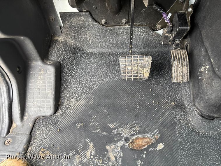 image for item FC5614 2015 International DuraStar 4300 truck cab and chassis