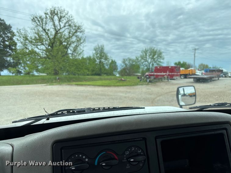 image for item FC5614 2015 International DuraStar 4300 truck cab and chassis