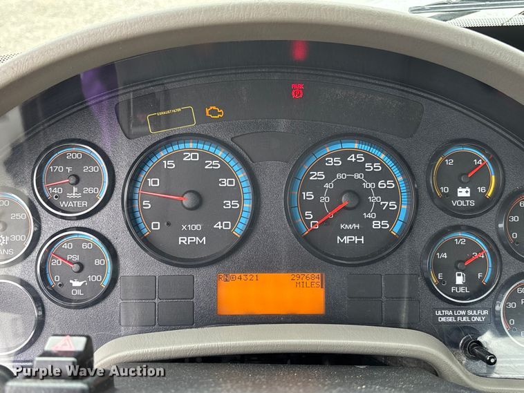 image for item FC5614 2015 International DuraStar 4300 truck cab and chassis
