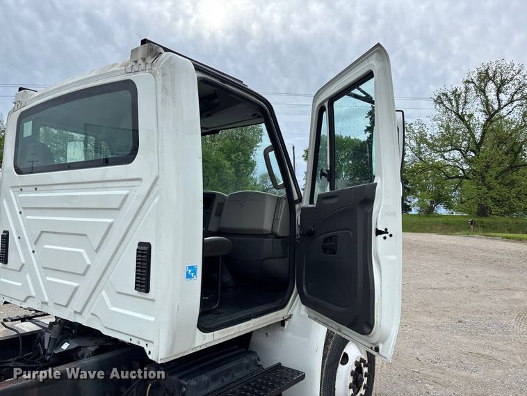image for item FC5614 2015 International DuraStar 4300 truck cab and chassis