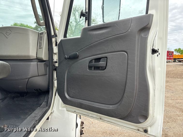 image for item FC5614 2015 International DuraStar 4300 truck cab and chassis