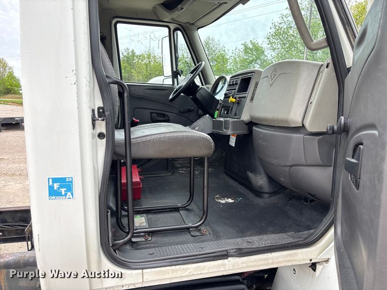 image for item FC5614 2015 International DuraStar 4300 truck cab and chassis