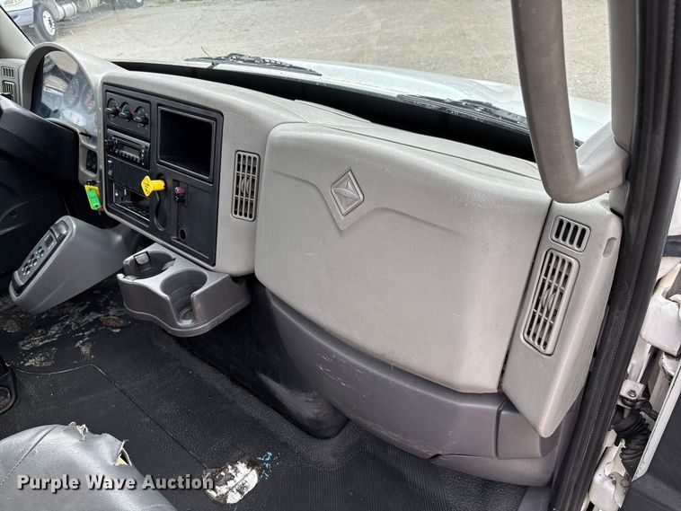image for item FC5614 2015 International DuraStar 4300 truck cab and chassis