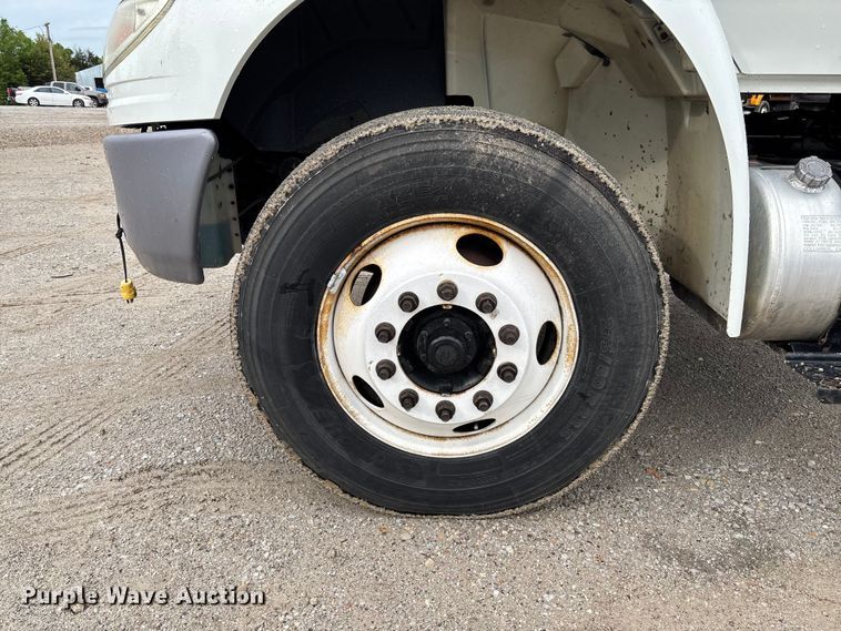 image for item FC5614 2015 International DuraStar 4300 truck cab and chassis