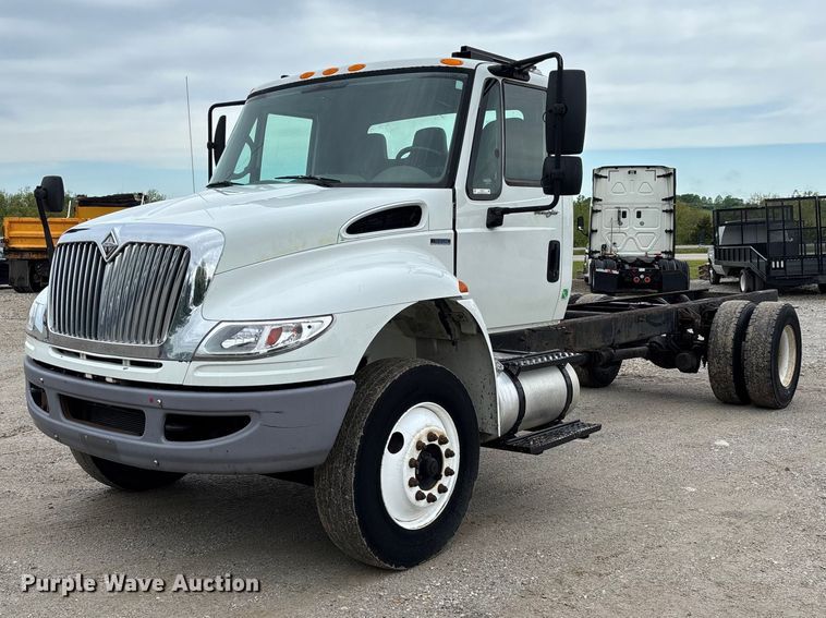 image for item FC5615 2010 International DuraStar 4300 truck cab and chassis