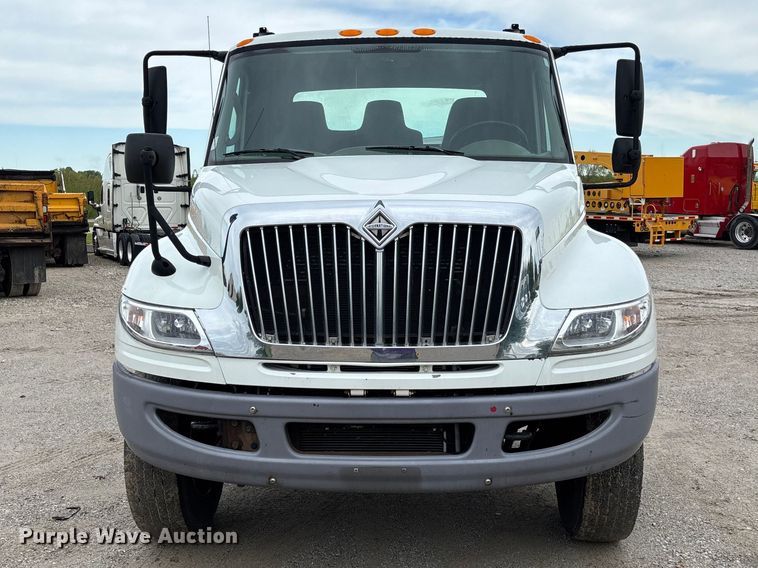 image for item FC5615 2010 International DuraStar 4300 truck cab and chassis