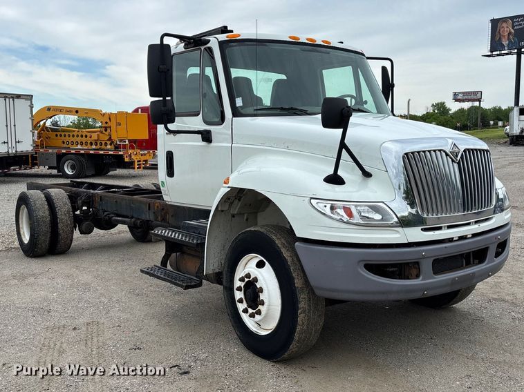 image for item FC5615 2010 International DuraStar 4300 truck cab and chassis