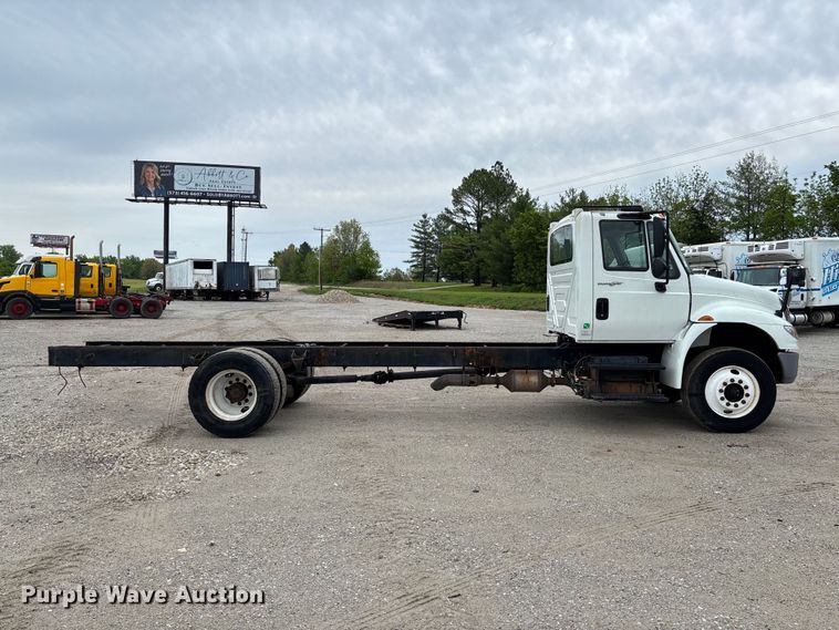image for item FC5615 2010 International DuraStar 4300 truck cab and chassis