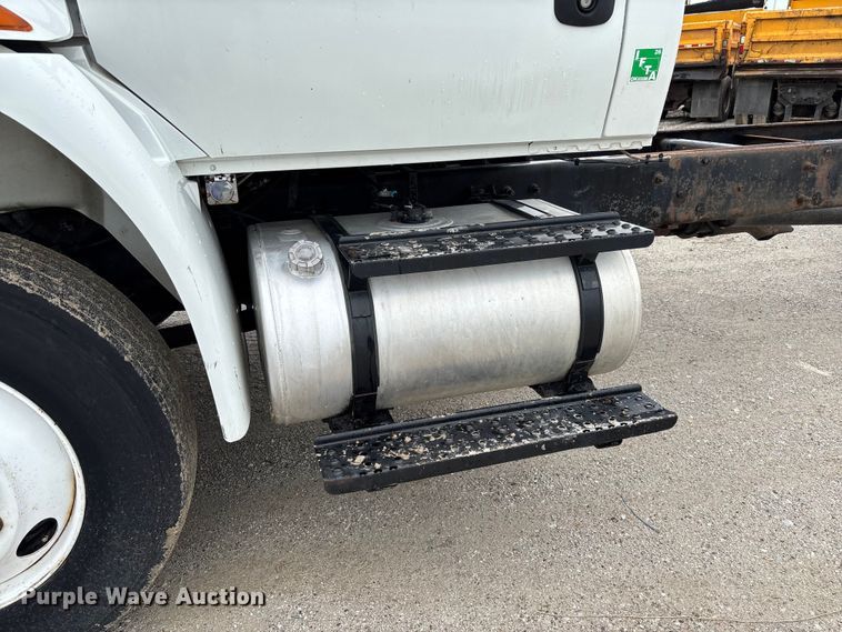 image for item FC5615 2010 International DuraStar 4300 truck cab and chassis