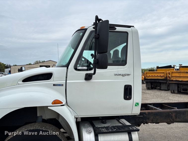 image for item FC5615 2010 International DuraStar 4300 truck cab and chassis