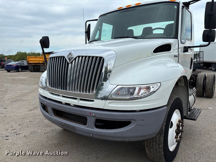 image for item FC5615 2010 International DuraStar 4300 truck cab and chassis