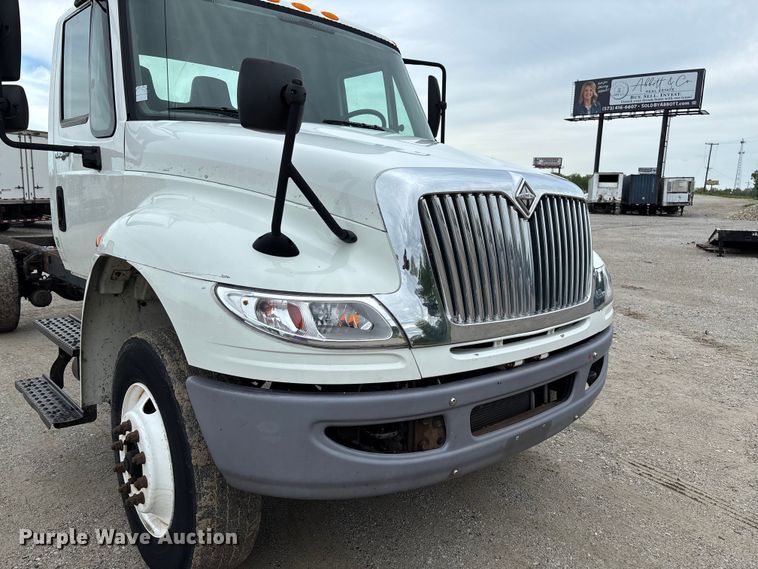 image for item FC5615 2010 International DuraStar 4300 truck cab and chassis