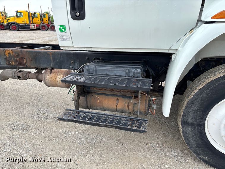 image for item FC5615 2010 International DuraStar 4300 truck cab and chassis
