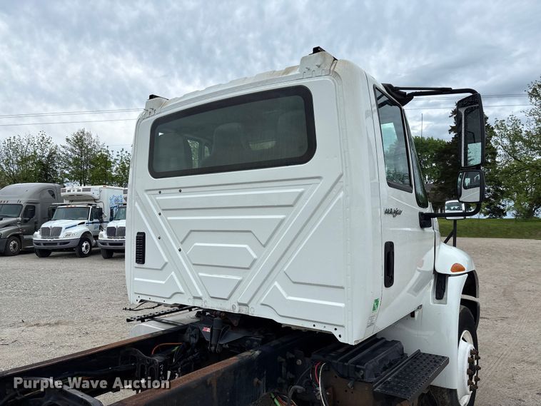 image for item FC5615 2010 International DuraStar 4300 truck cab and chassis