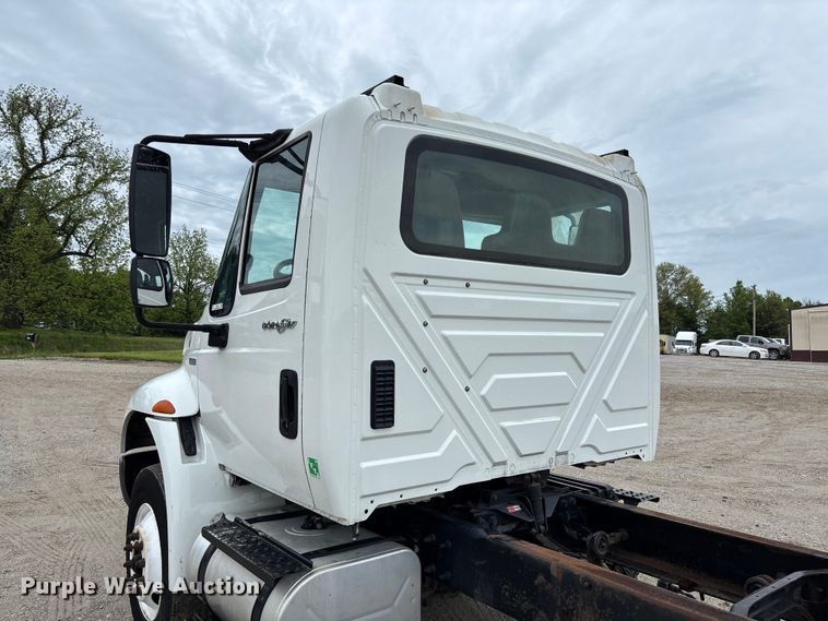 image for item FC5615 2010 International DuraStar 4300 truck cab and chassis