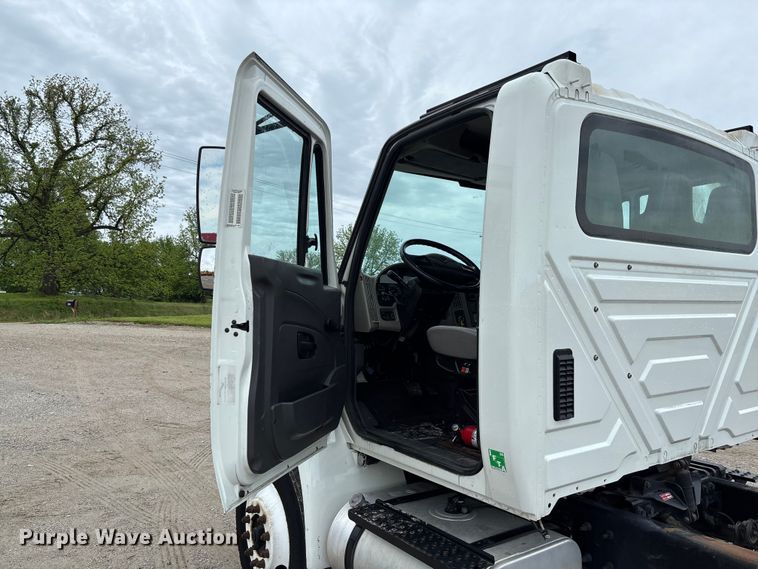 image for item FC5615 2010 International DuraStar 4300 truck cab and chassis