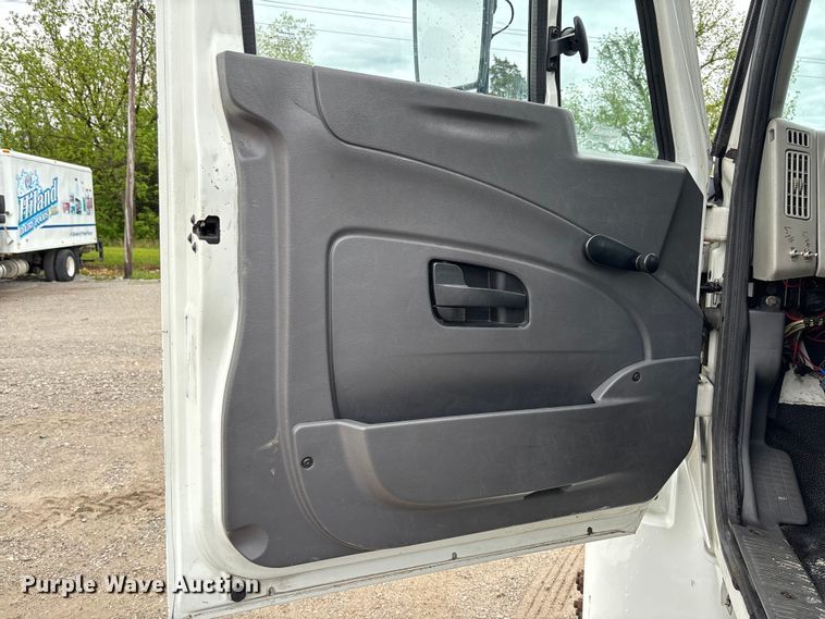 image for item FC5615 2010 International DuraStar 4300 truck cab and chassis