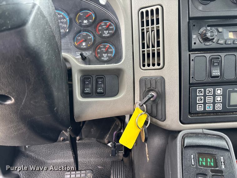 image for item FC5615 2010 International DuraStar 4300 truck cab and chassis