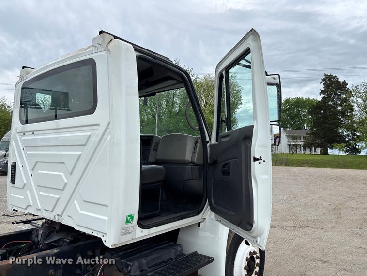 image for item FC5615 2010 International DuraStar 4300 truck cab and chassis