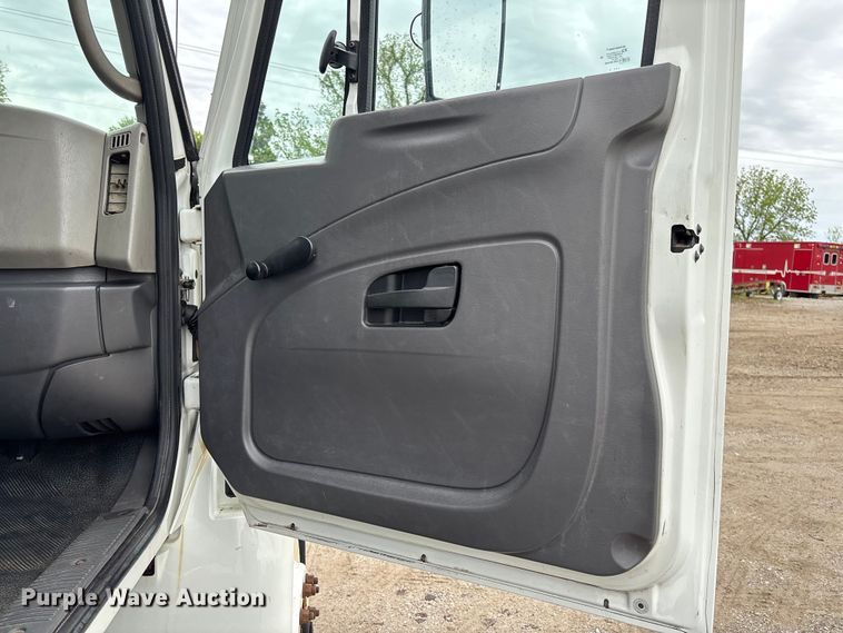 image for item FC5615 2010 International DuraStar 4300 truck cab and chassis