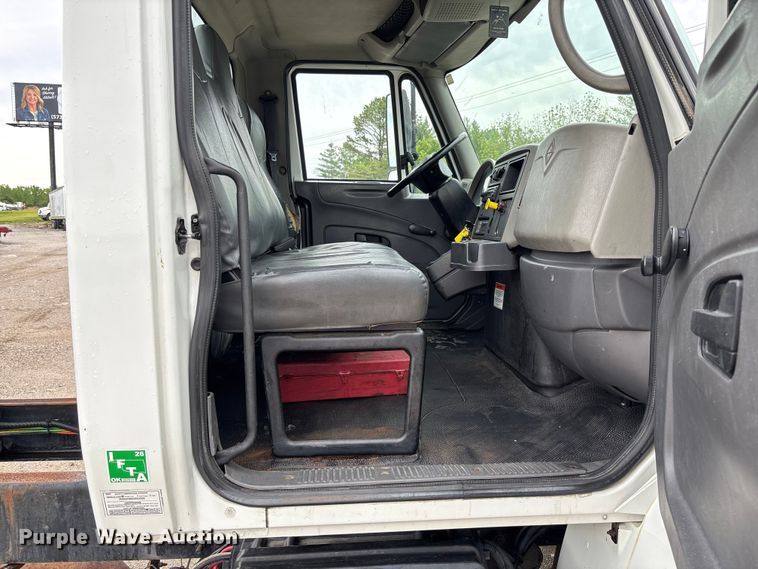image for item FC5615 2010 International DuraStar 4300 truck cab and chassis